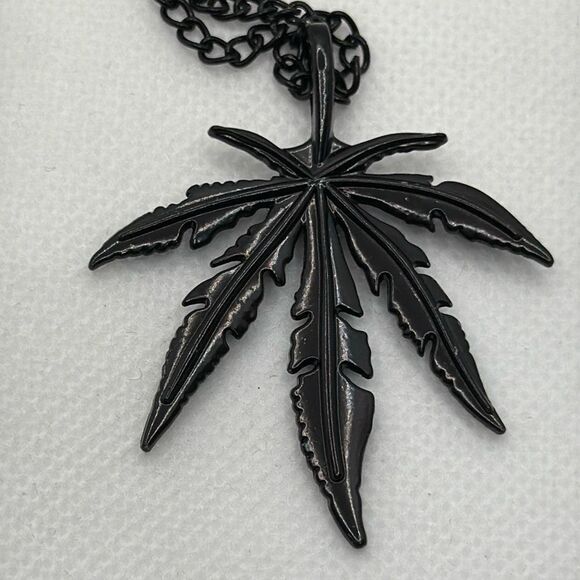 Brand New!! Pot leaf pendant with chain - Picture 2 of 4